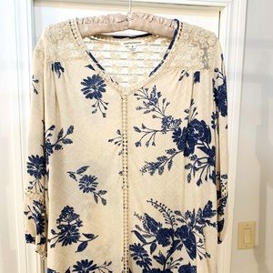 Lace detailed cream & cobalt blue top.